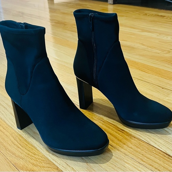 Donald J. Pliner Black Empress High Heel Boot. Size 8.5. Almost new condition. - Picture 8 of 9